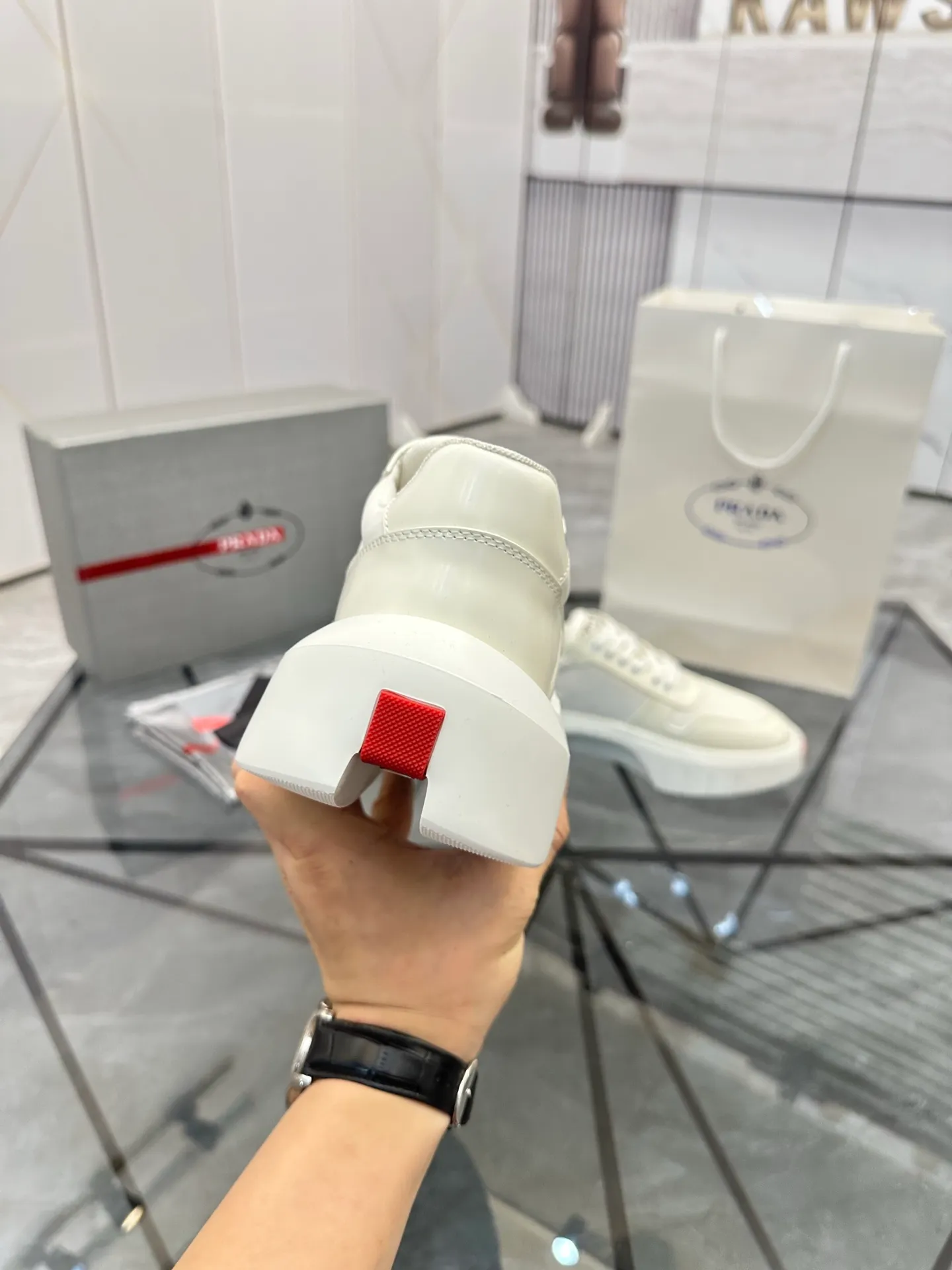 Men's shoes: 💰P620¥ High-end top quality Product trademark: Prada *"Prada*" low-top casual shoes Regular size: 38-45 (can be customized to 46) Product materials: imported first-layer cowhide leather on the upper spliced ​​with original fabric, breathable lining, cowhide foot pads, original ultra-light foam outsole. No.: 001